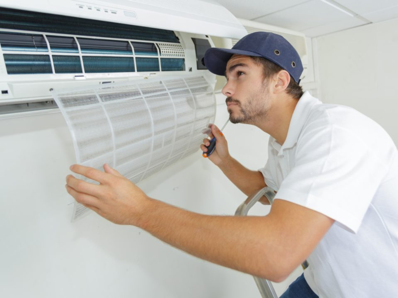 Técnico cambiando filtros de Aire Acondicionado Orbegozo