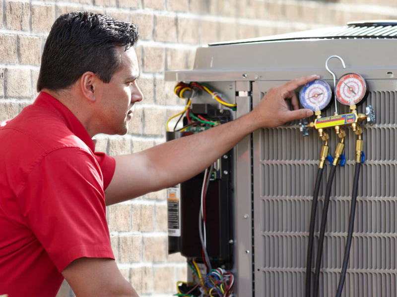 Técnico cargando gas de Aire Acondicionado Laminox