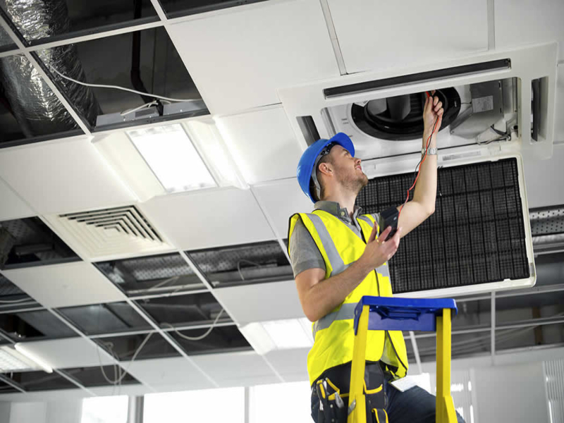 Técnico realizando matenimiento de Aire Acondicionado Heller